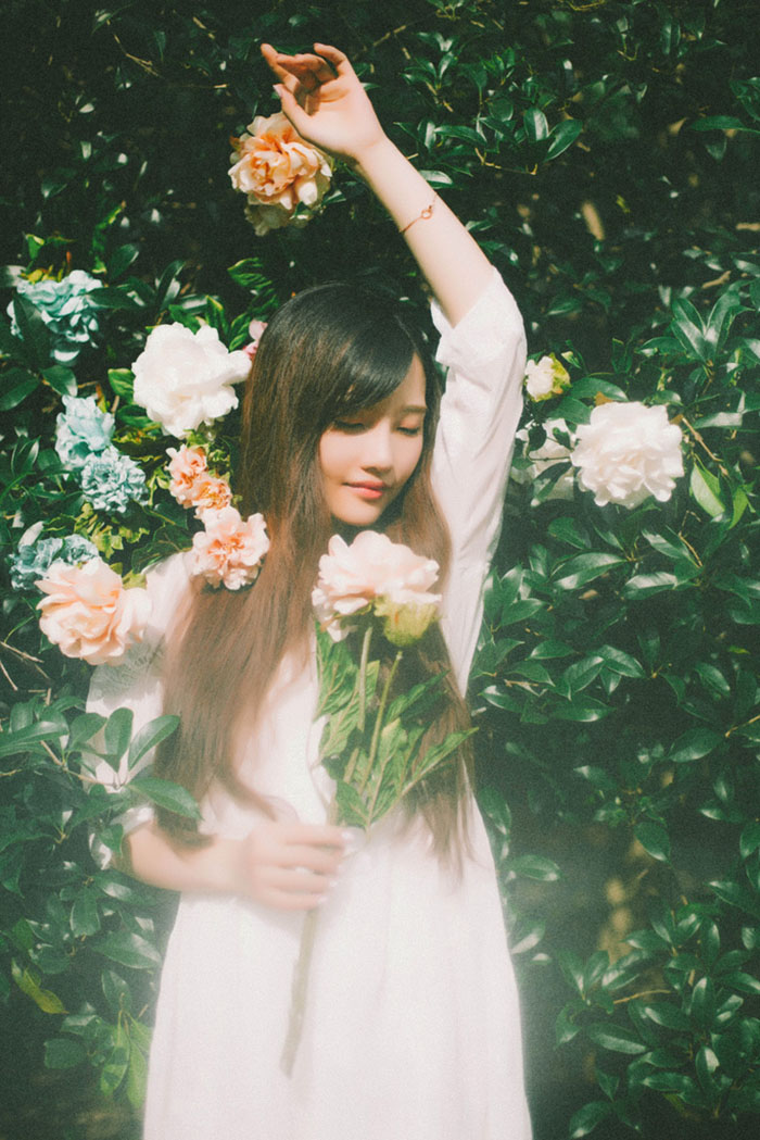 森林里找到美丽的花仙子写真照