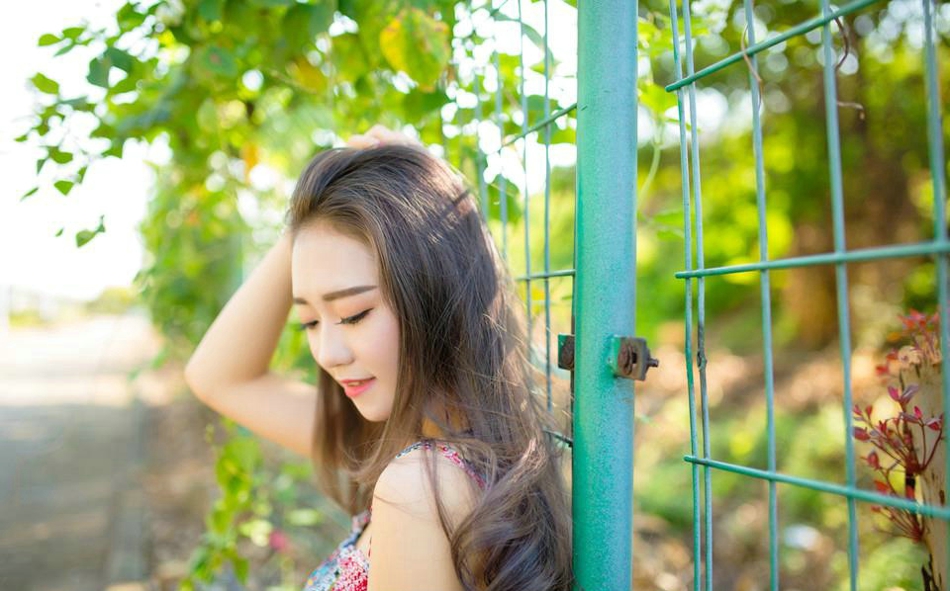 阳光下草帽美女海边风吹唯美写真