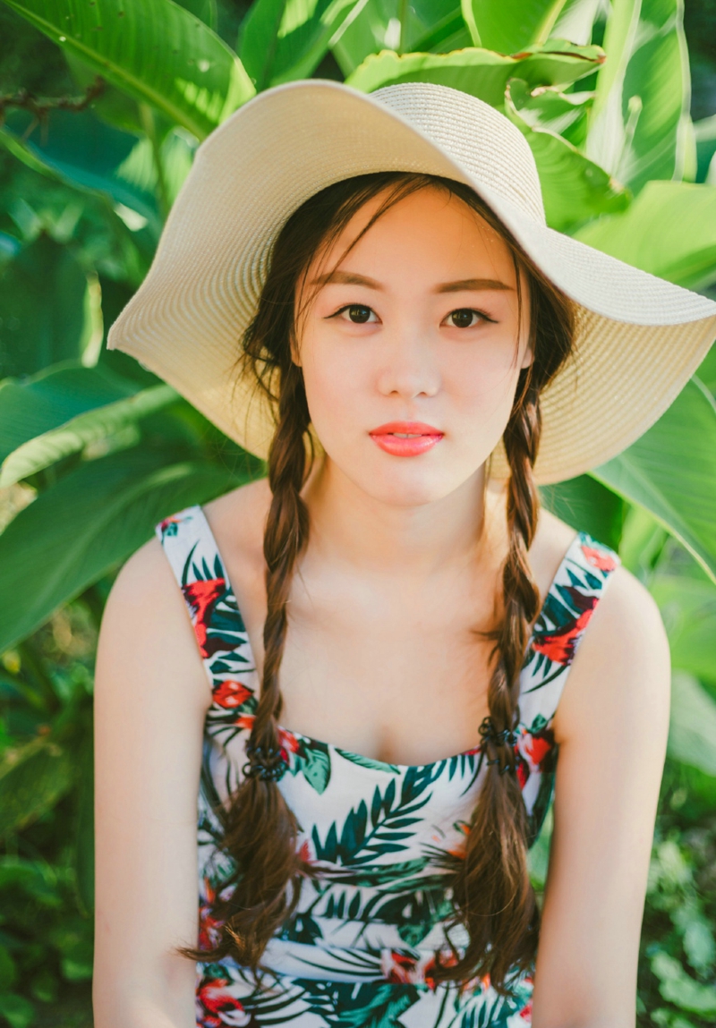 阳光下的连衣裙麻花辫美女靓丽吸睛