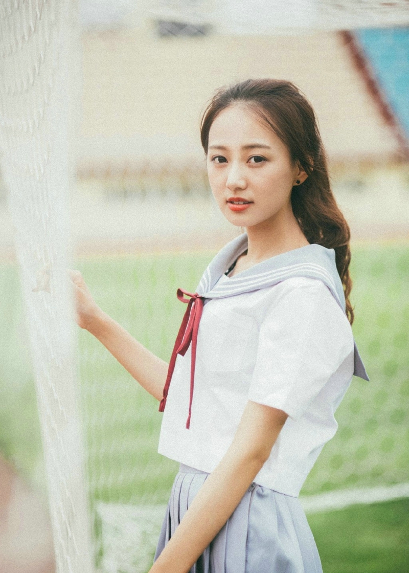 马尾姑娘笑脸灿烂动人校园青春写真