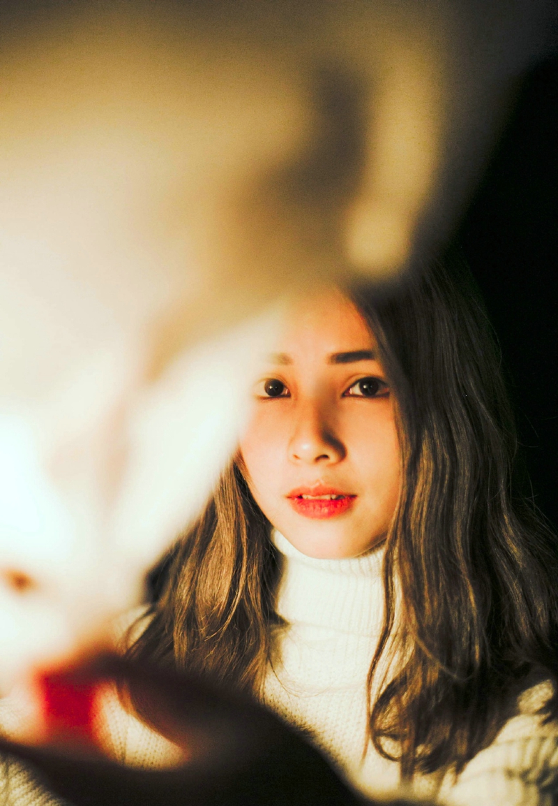 冬日雪地内的羽绒服妹子娇嫩俏皮写真