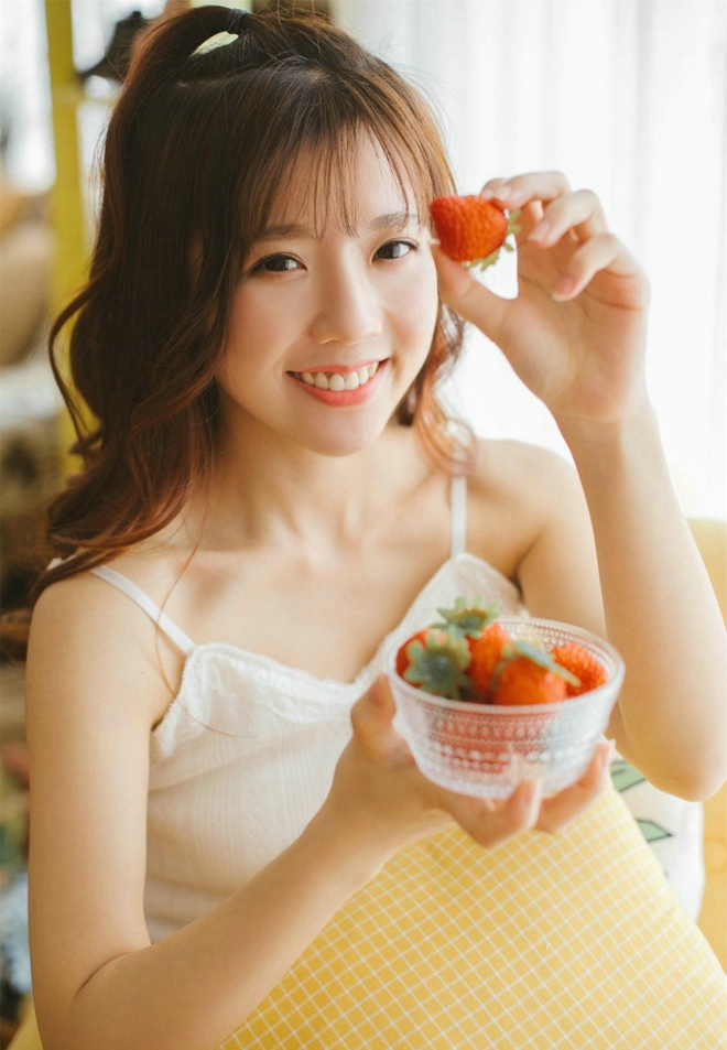 俏皮甜点女孩橘色下午清新写真