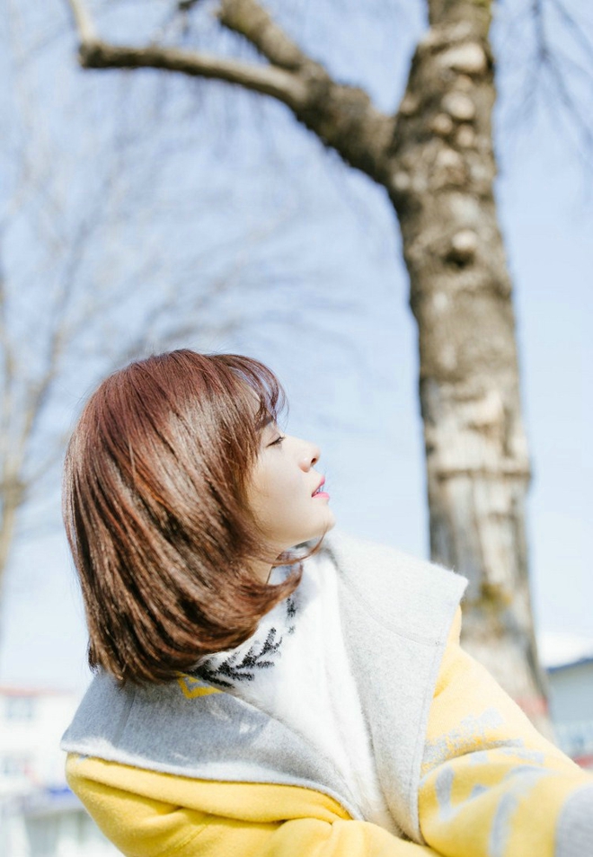 阳光甜美元气少女走街