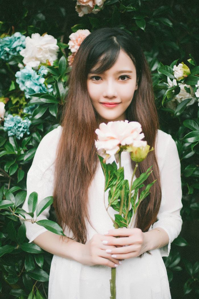 森林里找到美丽的花仙子写真照