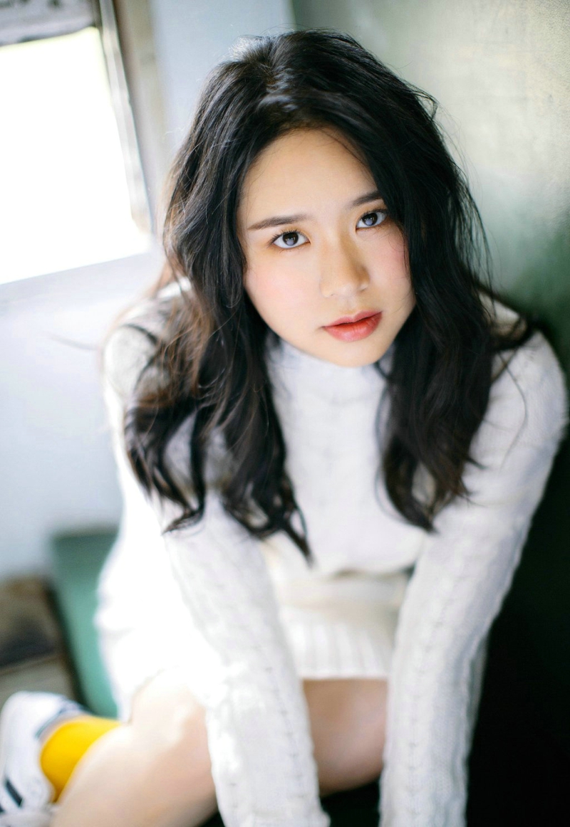 纯真美女白色毛衣温暖笑容清香四溢