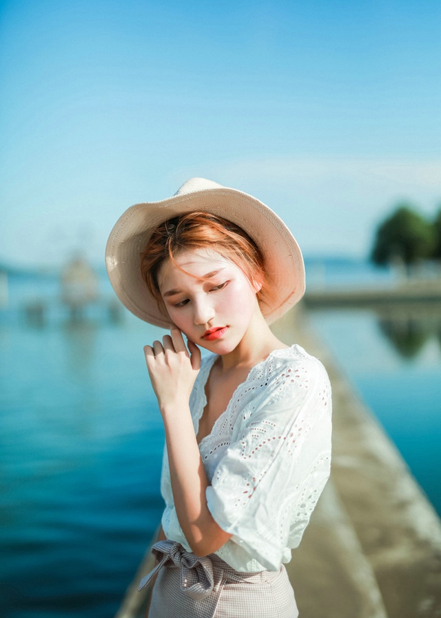 高冷清秀美女户外阳光照动人写真