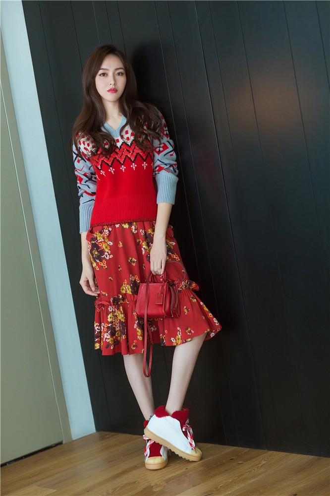 唐嫣妩媚现身纽约时装周 复古红装浪漫时髦