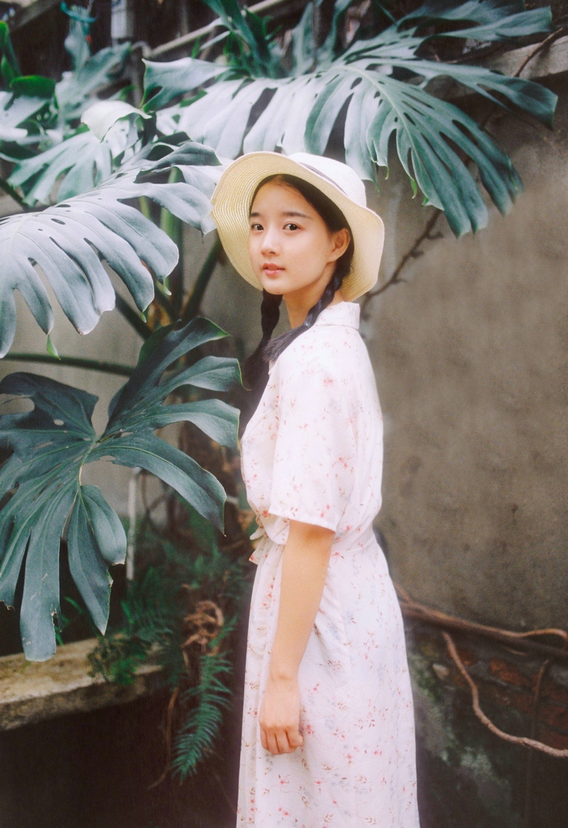 日系眼镜短发美女街头百褶裙养眼写真