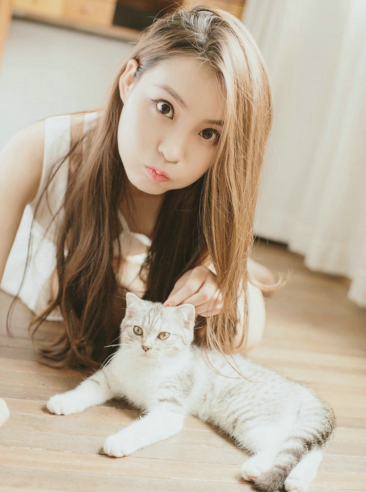 可爱少女和猫咪房内尽情