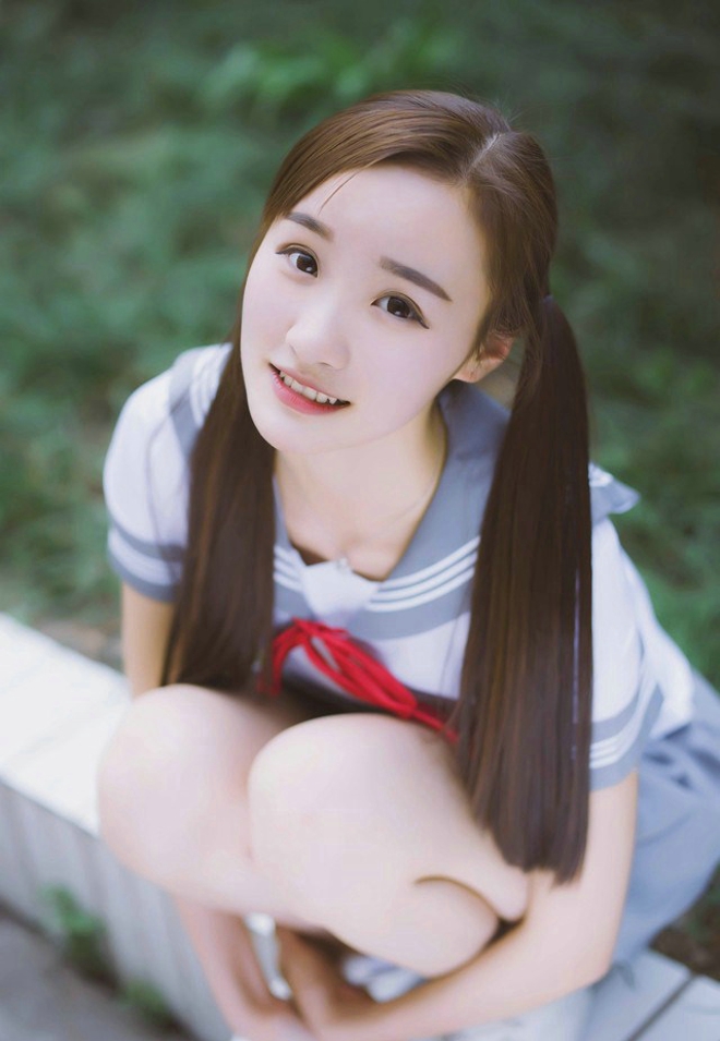 短裙学生装长腿学生美眉