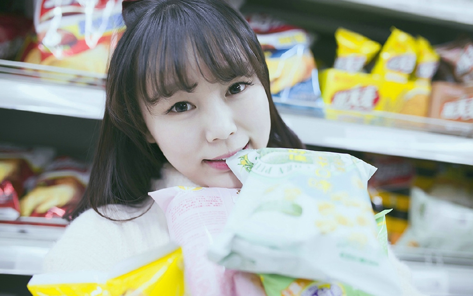 超市内的甜美少女娇小玲珑
