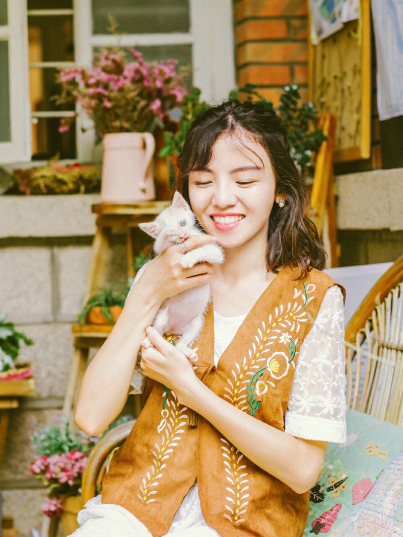 阳光下的高颜值气球美女娇美又迷人