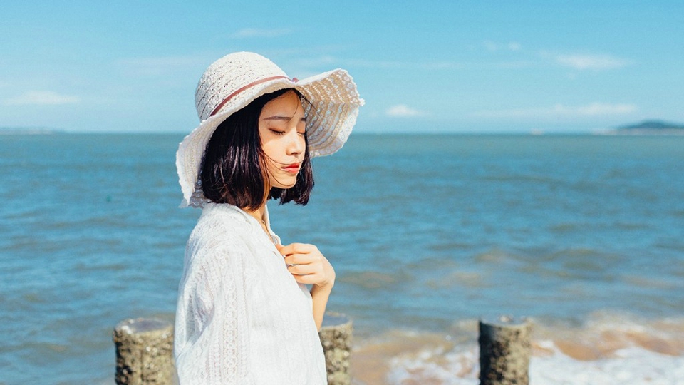 海边蓝天下的草帽美女幽静迷人写真