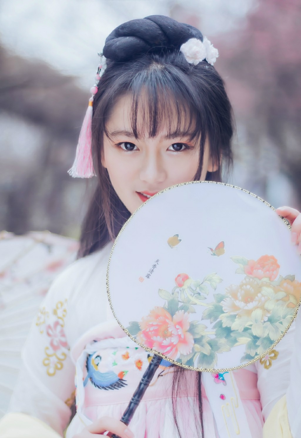 五官漂亮的古装刘海美女温馨阳光甜美动人