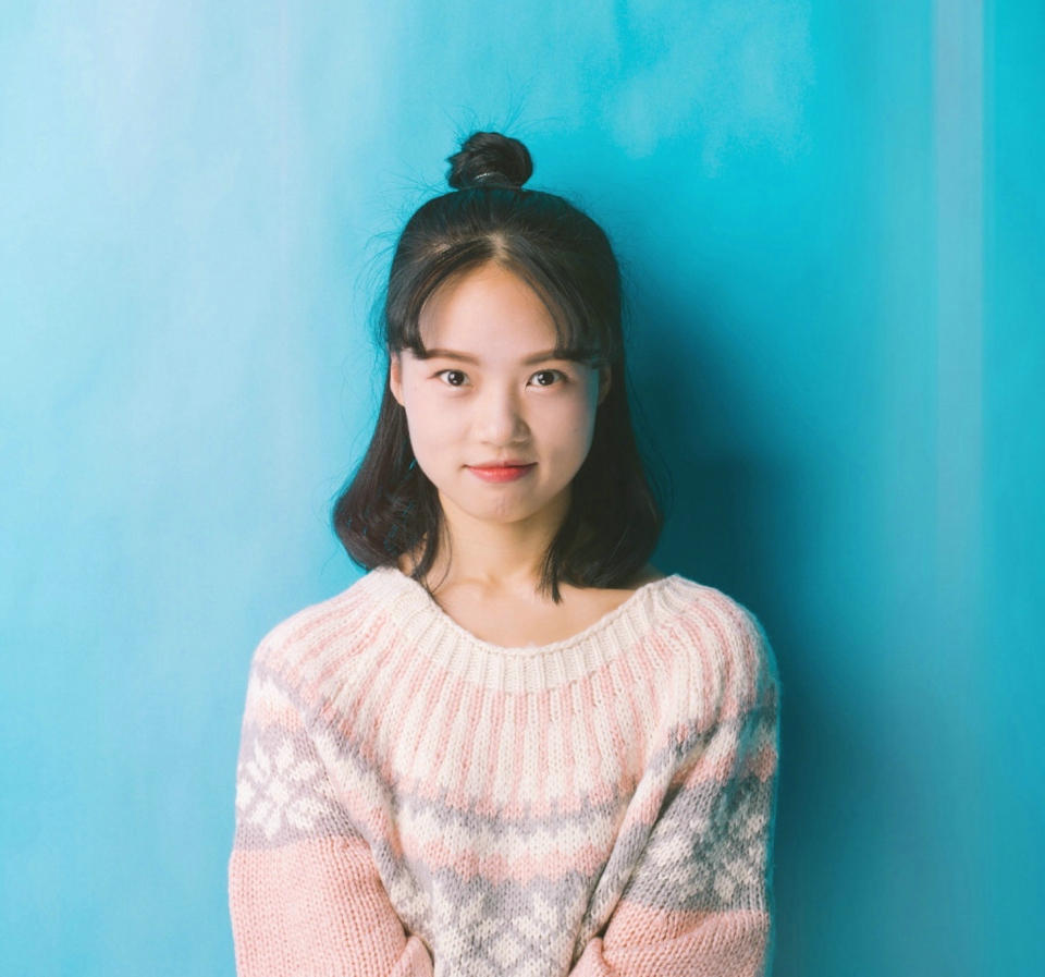 蓝调半丸子头妹子可爱表情包