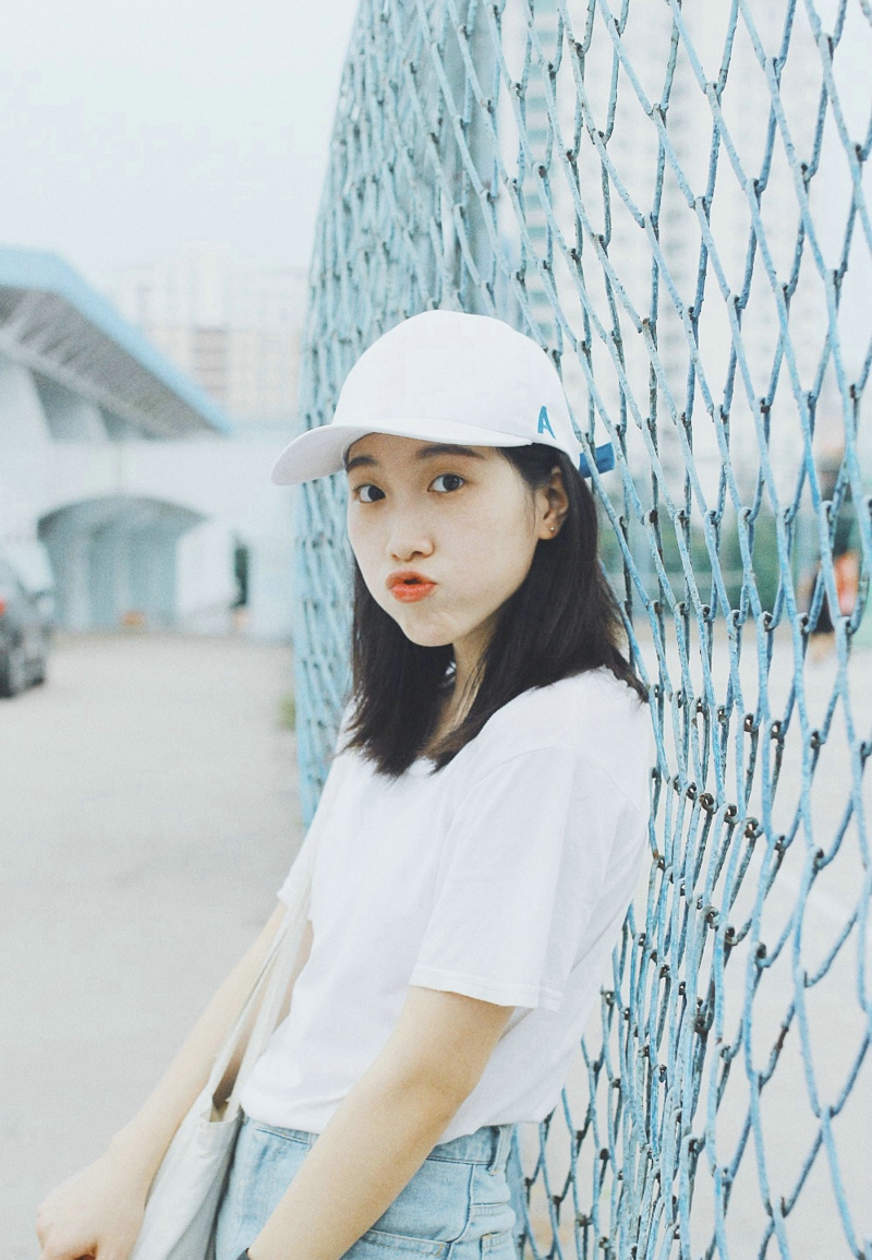 操场上的棒球帽休闲服饰明媚少女