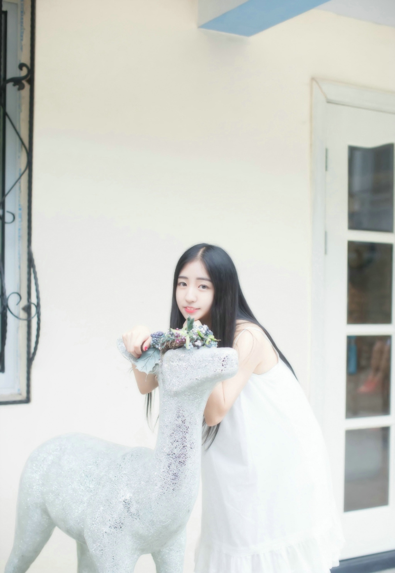 漂亮少女白裙养眼甜美笑容写真