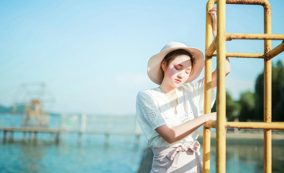 高冷清秀美女户外阳光照动人写真