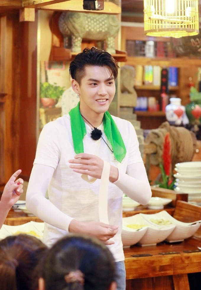 吴亦凡登杂志封面彰显无限的青春和活力