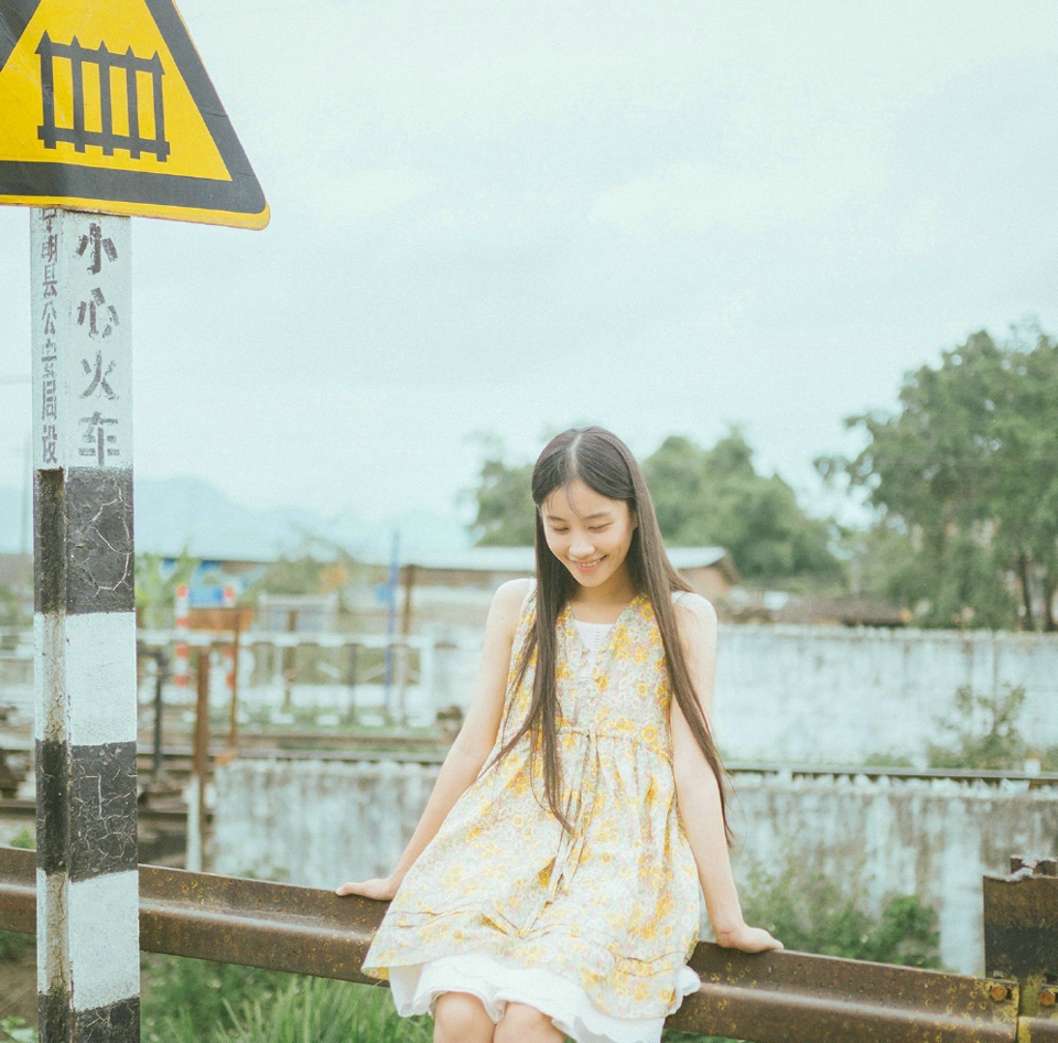 田野中的清爽少女甜美笑容清新怡人