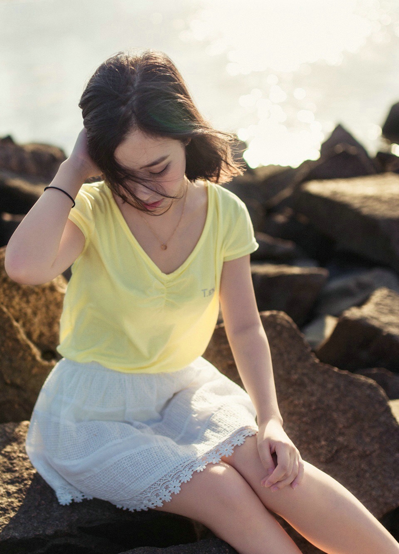 海岸礁石上的长发美女柔美秀发飘扬写真曝光