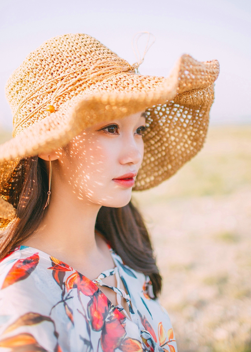 黄昏下的气质女神碎花长裙耀眼吸睛