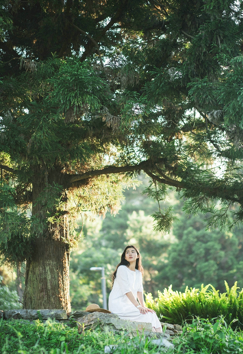 咖啡馆内的气质美女安静怡人