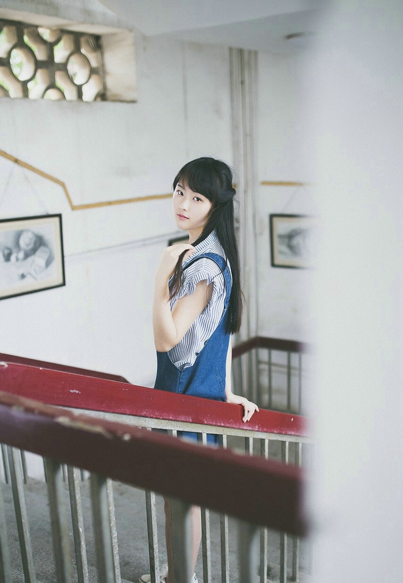 清纯背带裤美女吐舌卖萌可爱纯真