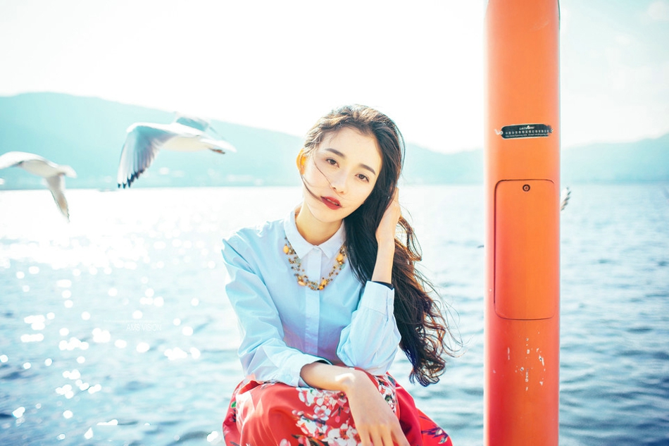 海边文艺美女自然随性鲜艳碎花裙飘逸迷人