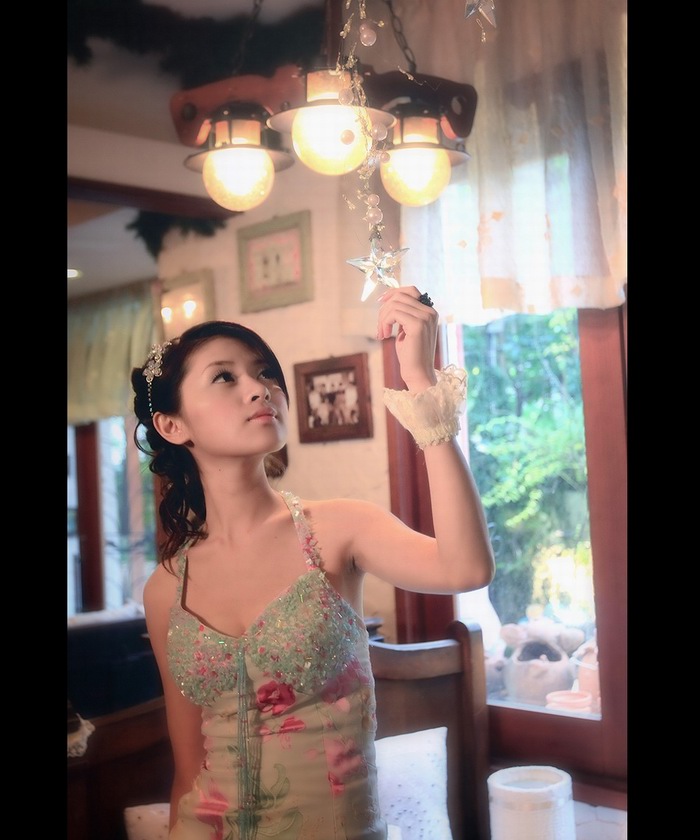 美得令人心醉的酒吧女孩