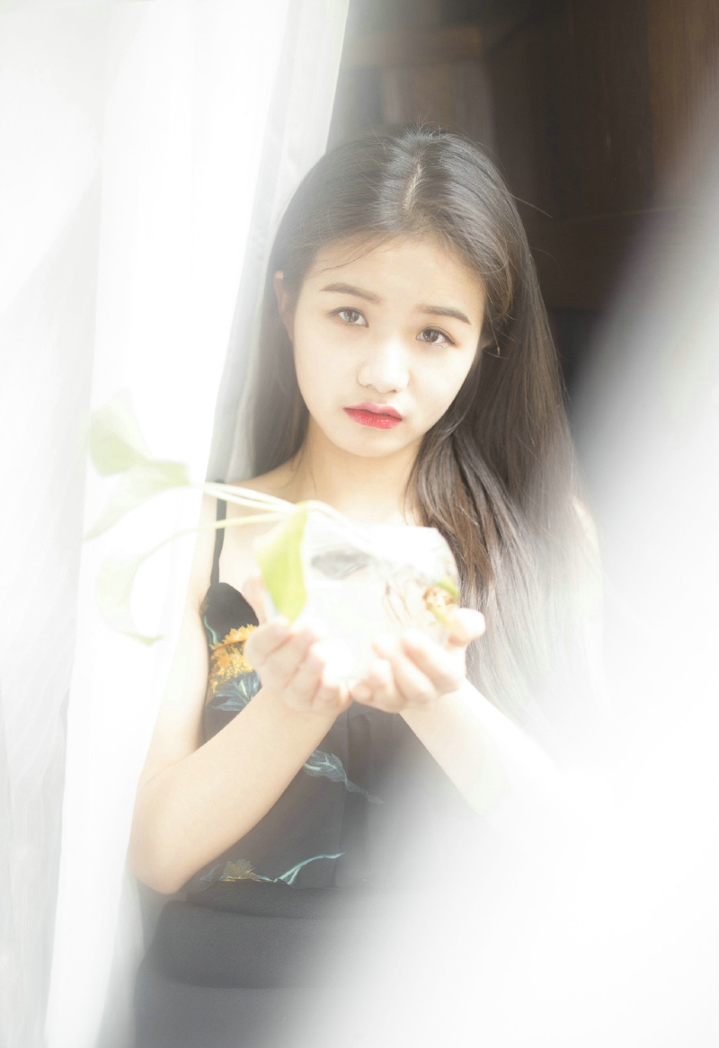 白皙美艳少女漂亮脸蛋笑脸迷人