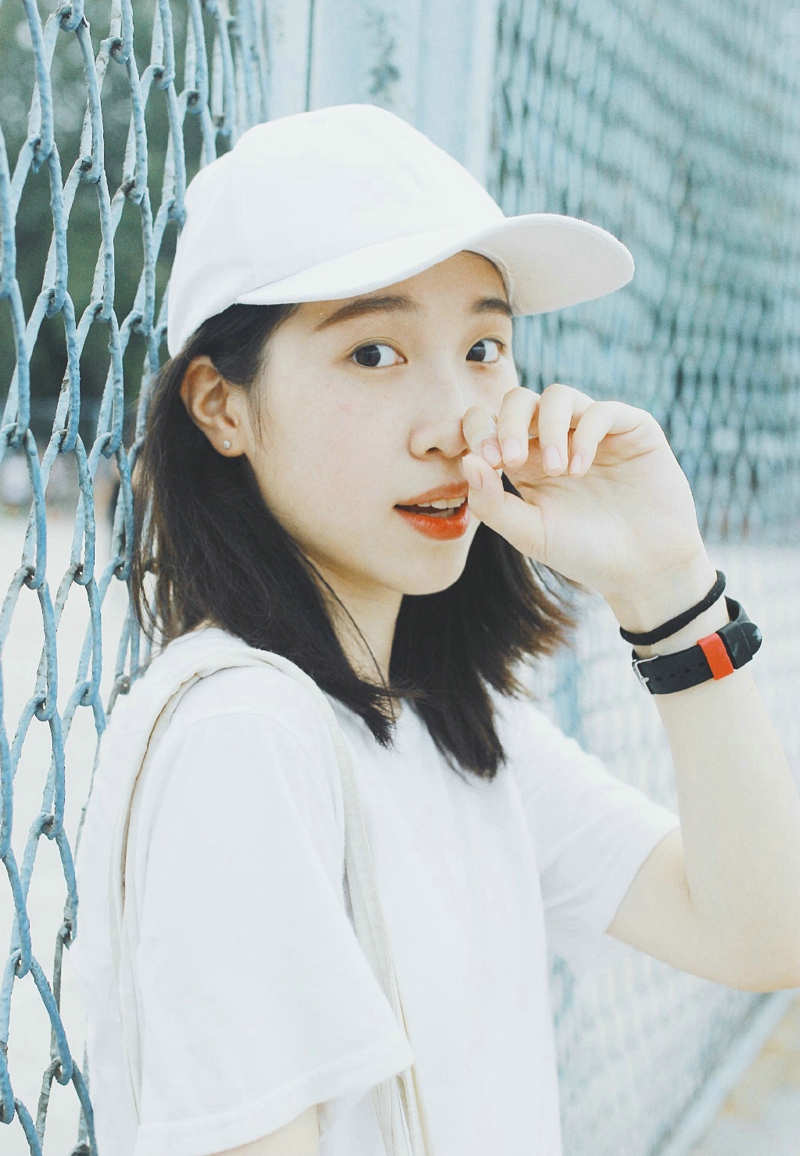 操场上的棒球帽休闲服饰明媚少女