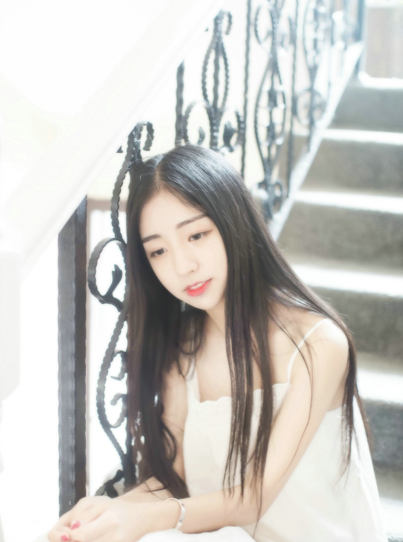 漂亮少女白裙养眼甜美笑容写真