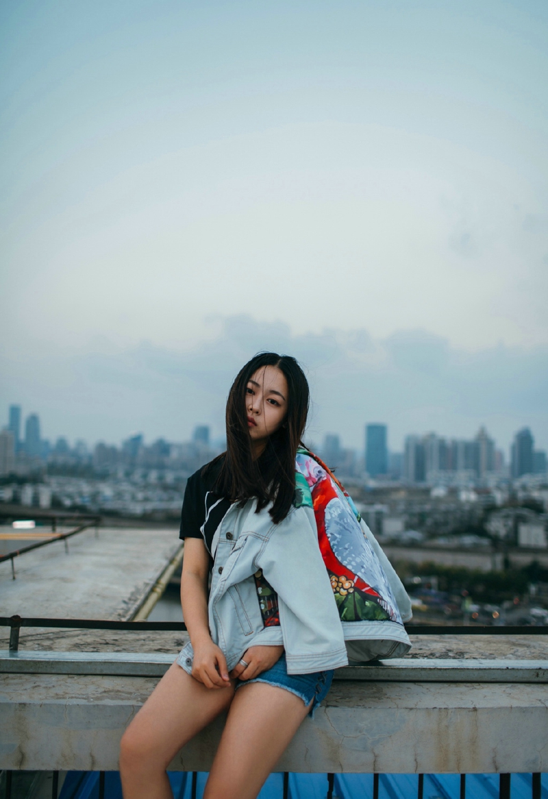 夕阳下的牛仔外套美女侧颜美丽吸睛唯美写真