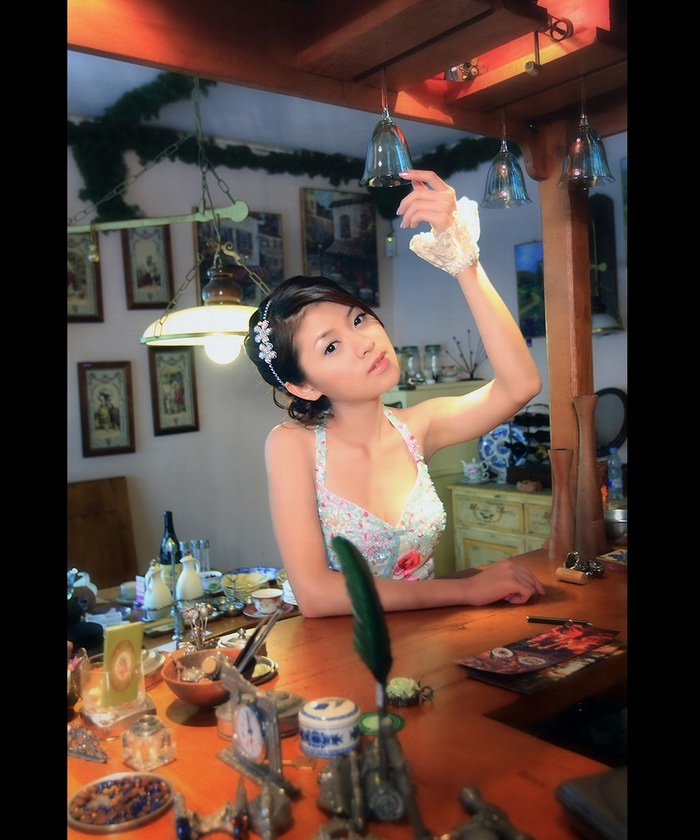 美得令人心醉的酒吧女孩