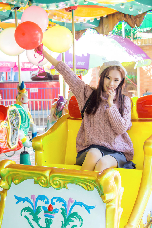 清凉夏日麻花辫少女面若桃花大口吃瓜