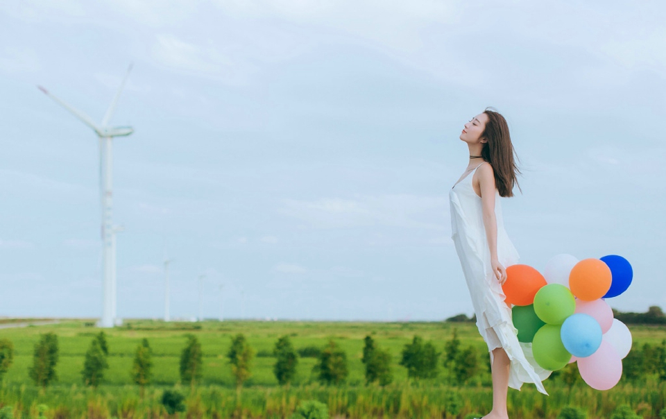 街道上的气球秀发女神活泼清新写真