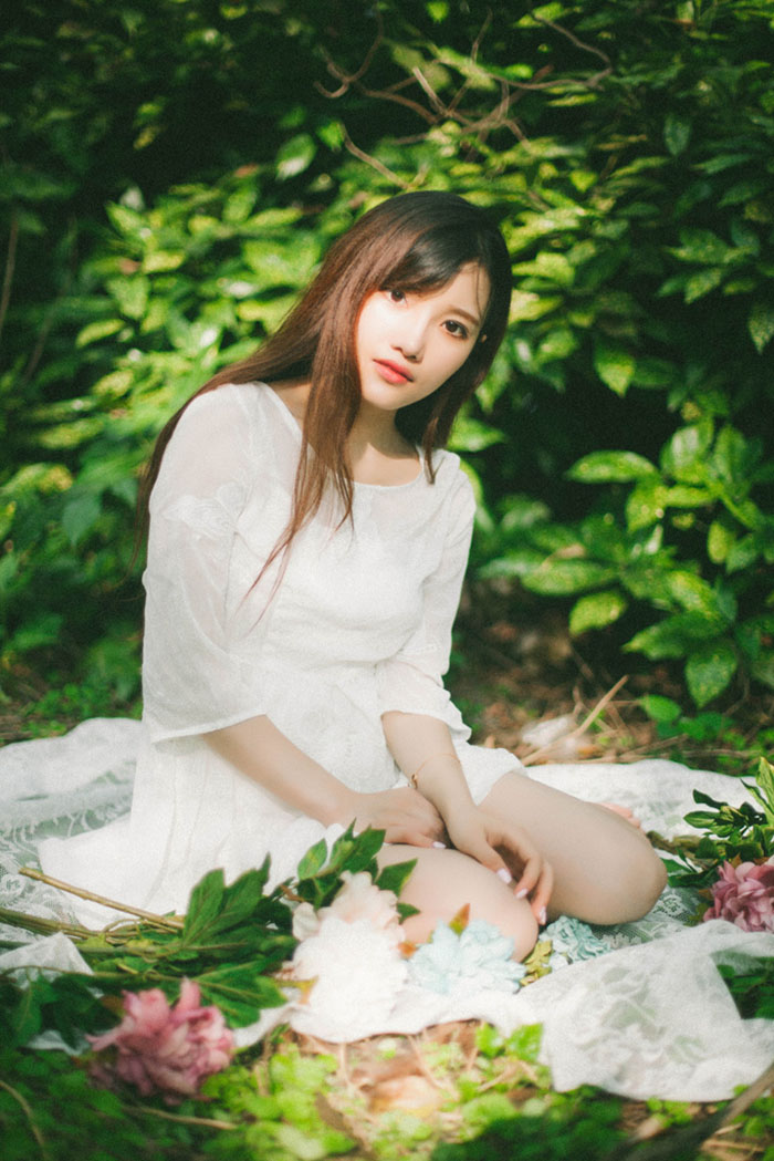 森林里找到美丽的花仙子写真照