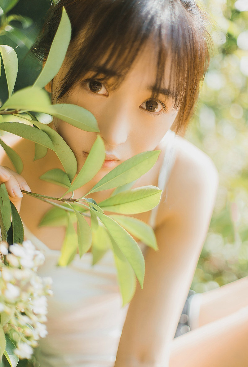 复古私房内裸肩白裙美女气质温婉