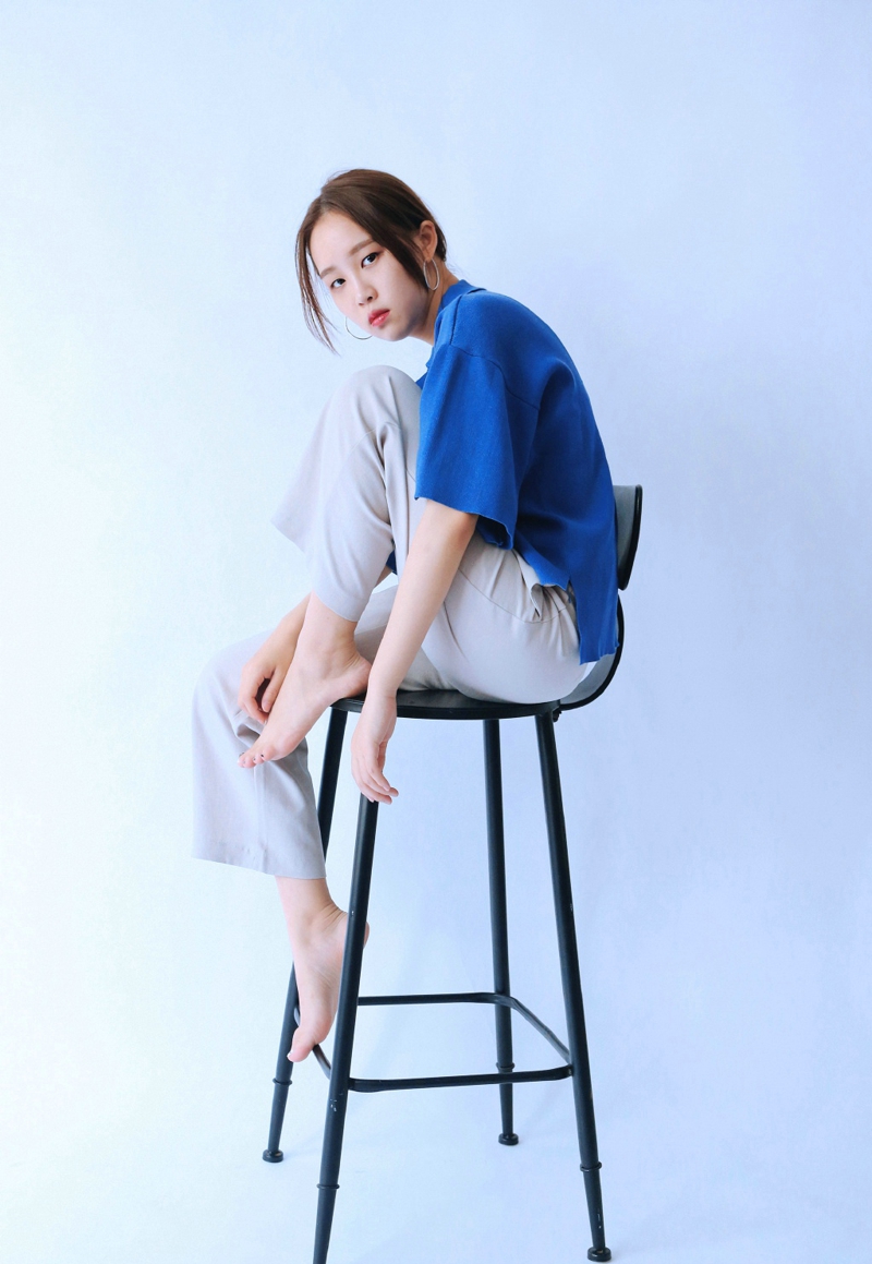 花树下的背带裤清新妹子娇美怡人写真