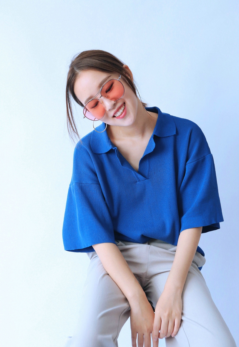 花树下的背带裤清新妹子娇美怡人写真