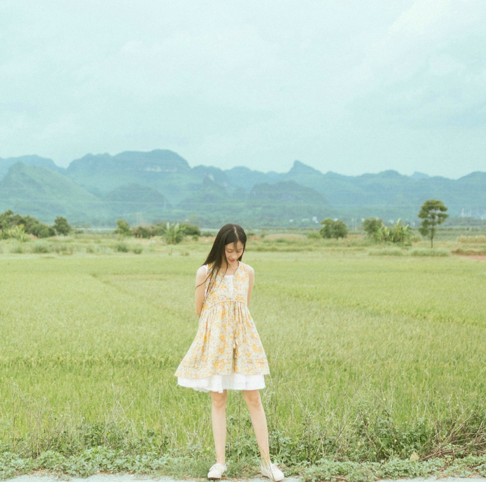 田野中的清爽少女甜美笑容清新怡人