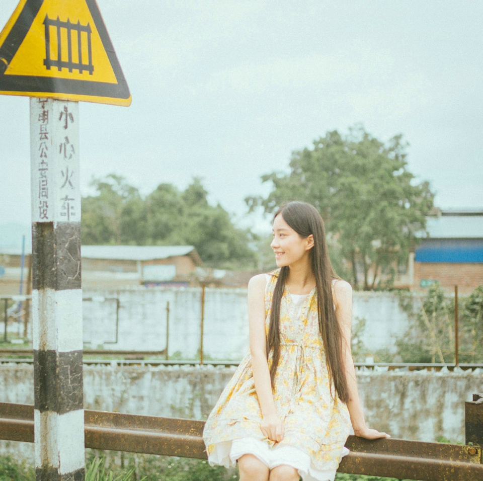 田野中的清爽少女甜美笑容清新怡人