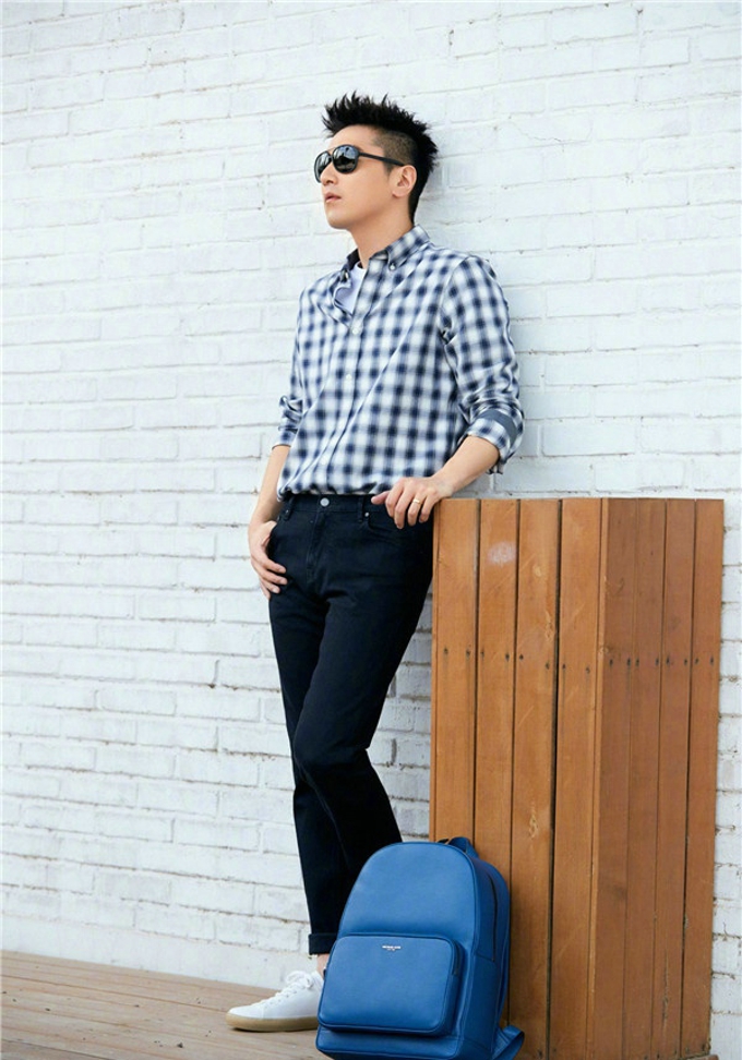 赵又廷机场随性中不乏时髦穿搭态度