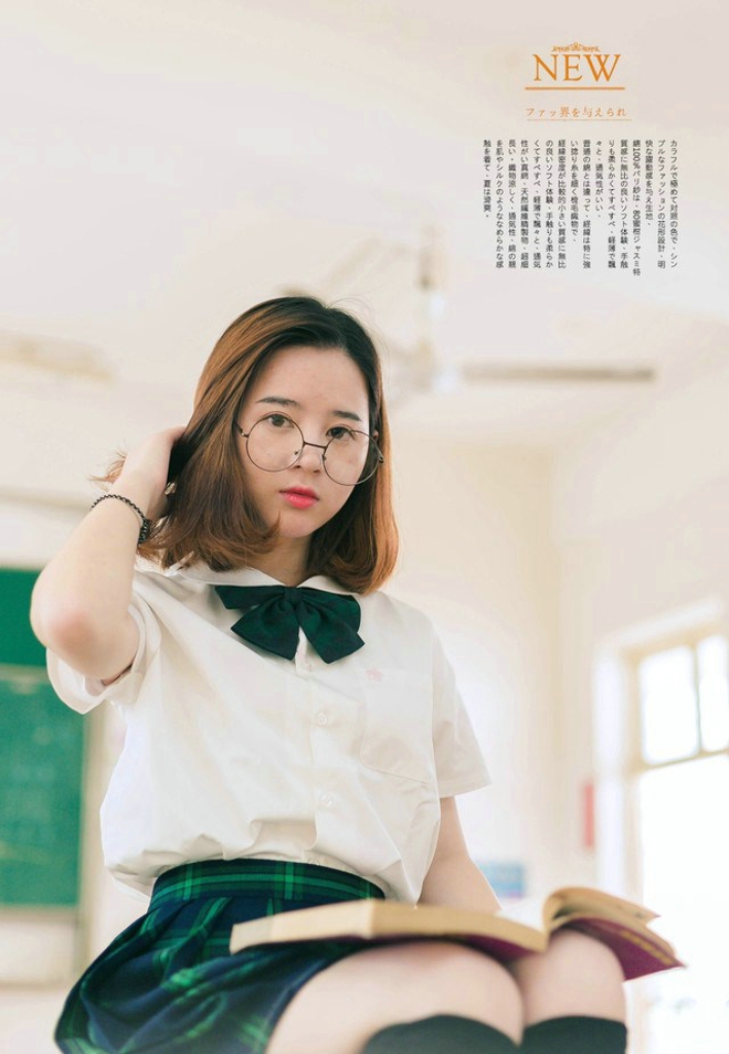 阳光乖巧文静女学生