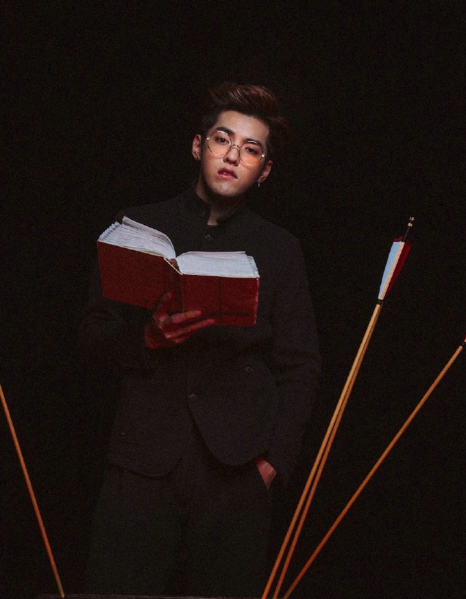 吴亦凡菠萝头气质时尚写真