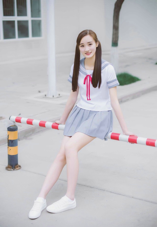短裙学生装长腿学生美眉