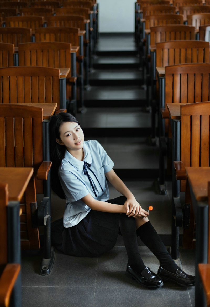 森林内的清新文艺少女漂亮脸蛋