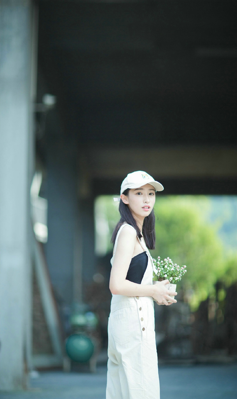 复古私房内的红酒女神漂亮脸蛋