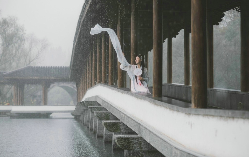 阳光下的可爱英伦范姑娘娇小玲珑